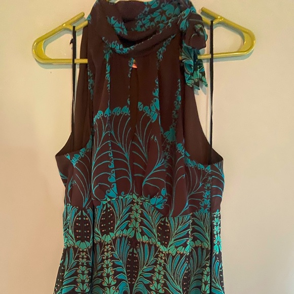 Classy and sassy top with tie at neck - Picture 1 of 3